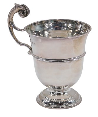 Lot 52 - An Edwardian silver mug of campana shape, with...
