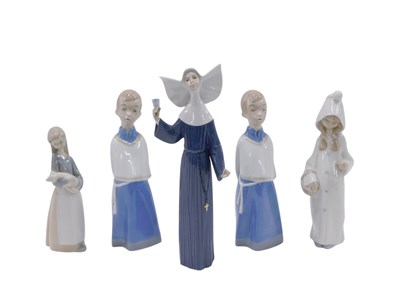 Lot 275 - A small collection of five Spanish porcelain...