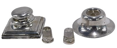Lot 73 - A George V silver inkwell, with glass insert,...