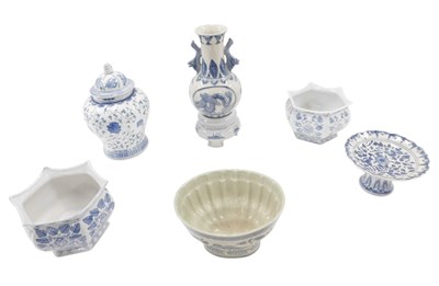 Lot 303 - 20thC blue and white wares, comprising jelly...