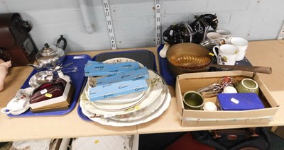 Lot 2032 - Housewares and glasswares, to include an...