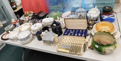 Lot 2040 - Housewares, to include glassware, Grindley...