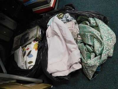 Lot 2055 - Fabrics, linen, tablecloths, etc. (4 bags)