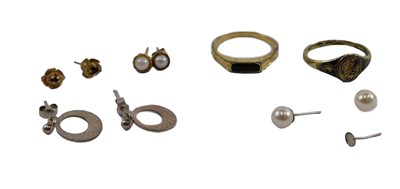 Lot 355 - A group of assorted jewellery, comprising a...