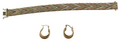 Lot 329 - A suite of jewellery, comprising bracelet and...