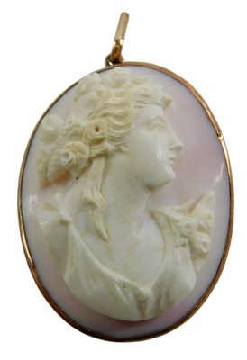 Lot 317 - A 19thC shell cameo pendant, the raised relief...