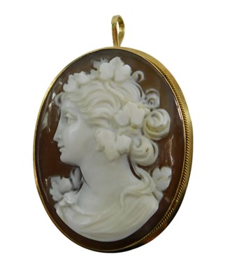 Lot 318 - A 9ct gold shell cameo pendant/brooch, the...