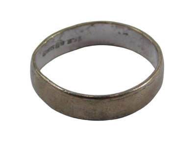 Lot 414 - An 18ct white gold wedding band, with ribbed...