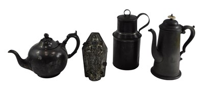 Lot 539 - A group of metalware, to include a Viner's of...