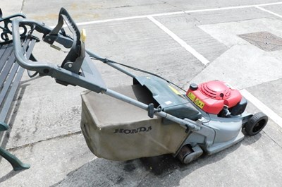 Lot 1596 - A Honda HRB475 petrol lawnmower.
