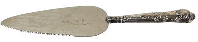 Lot 370 - A George V Queen's pattern silver handled cake...