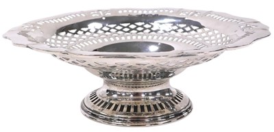 Lot 372 - A George V silver pedestal sweetmeat dish,...