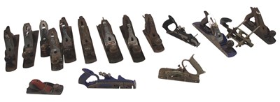 Lot 633 - A quantity of metal and wooden planes, various...