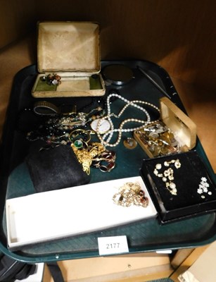Lot 2177 - Assorted costume jewellery and effects,...