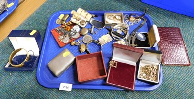 Lot 2186 - Assorted costume jewellery, collar studs, pin...