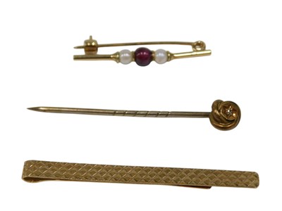 Lot 174 - Three items of 9ct gold jewellery, comprising...
