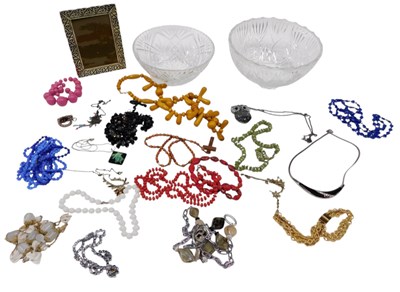 Lot 190 - A group of assorted costume jewellery, to...