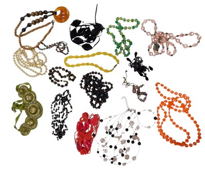 Lot 191 - Assorted costume jewellery and necklaces, to...
