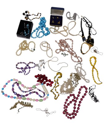 Lot 193 - A group of assorted costume jewellery and...