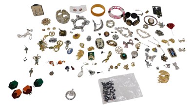 Lot 194 - A group of assorted costume jewellery, to...