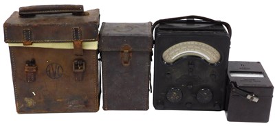 Lot 77 - An early 20thC bakelite Universal Avometer,...