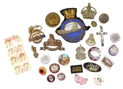 Lot 271 - Lincolnshire Regiment and other military cap...