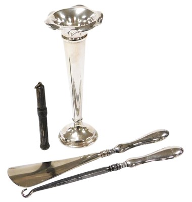 Lot 424 - A George V silver bud vase, of trumpet form,...