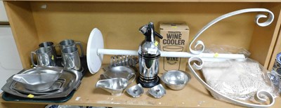 Lot 2019 - General household effects, to include a soda...