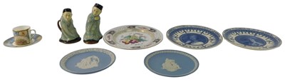 Lot 80 - A group of ceramics, to include a Royal...