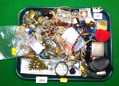 Lot 2200 - Costume jewellery, to include faux pearl...