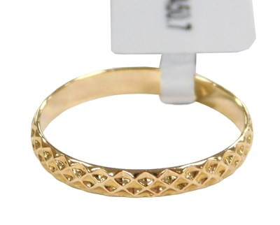 Lot 563 - A 10ct gold wedding band, in a honeycomb...