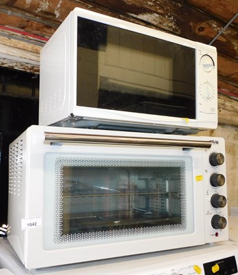 Lot 1042 - A Silva Homeline mini oven, and a 700 watt...