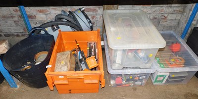 Lot 1136 - A Wickes dust extractor, various cabling,...