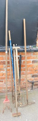 Lot 1158 - Various garden tools, to include forks, hoe,...