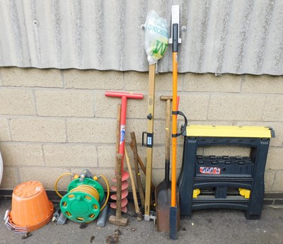 Lot 1163 - Various tools, to include a post hole auger,...