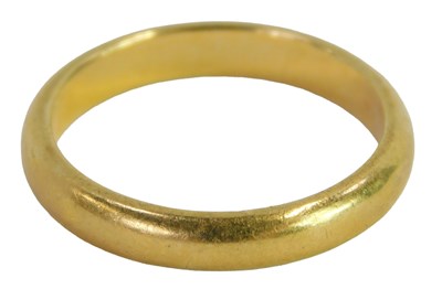 Lot 352 - A 22ct gold wedding band, of plain design, 3mm...