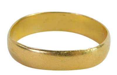 Lot 353 - A 22ct gold wedding band, of plain design, 5mm...
