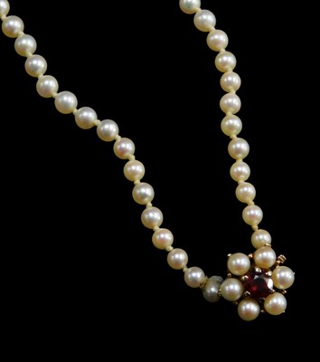 Lot 147 - A cultured pearl graduated necklace, on a...