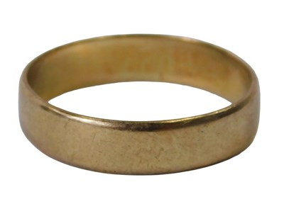 Lot 402 - A 9ct gold wedding band, of plain design, 5mm...