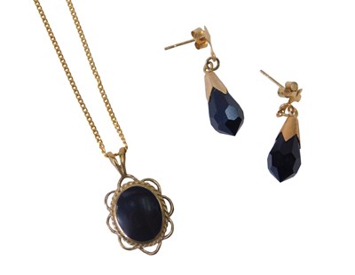 Lot 405 - A 9ct gold and black onyx jewellery suite,...