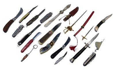 Lot 484 - A collection of knives, to include a Franklin...