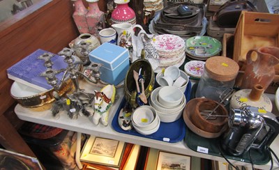 Lot 2064 - Miscellaneous household items, including...
