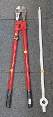 Lot 2086 - A pair of bolt cutters, and a metal bar...