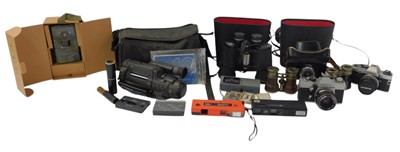 Lot 284 - A group of cameras and other optical related...