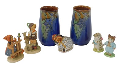 Lot 322 - A group of ceramics, comprising a pair of...