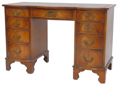 Lot 667 - An early 20thC mahogany serpentine fronted...