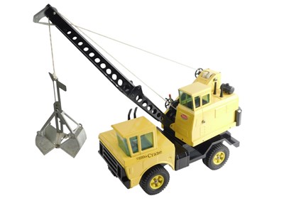 Lot 411 - A Tonka Mighty crane, in yellow, 54cm high.