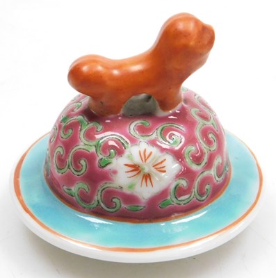 Lot 67 - A Qing dynasty 19thC Cantonese famille rose...