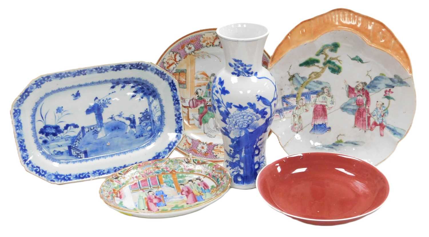 Lot 85 - A group of 18thC and later Chinese porcelain,...