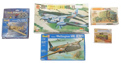 Lot 260 - Model kits, including an Airfix 07100 De...